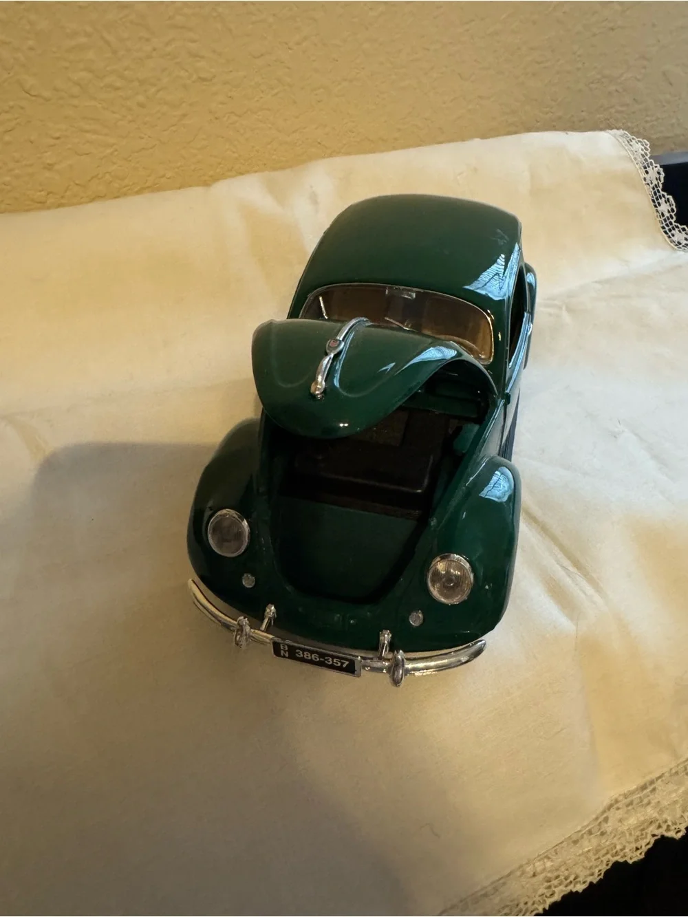 Classic Maisto 1:18 1951 Die-Cast Vintage Beetle Toy Car. Vintage Collectible